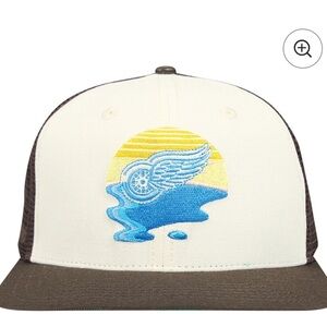 NWOT DETROIT RED WINGS CREAM & BROWN “GLINT SUNSET” FLAT RIM SNAPBACK HAT